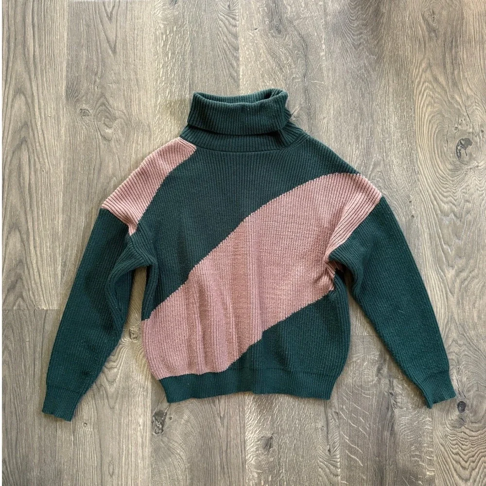 DÈLUC Colorblock Stretchy Turtleneck Sweater XS Green Pink Ribbed Knit Great